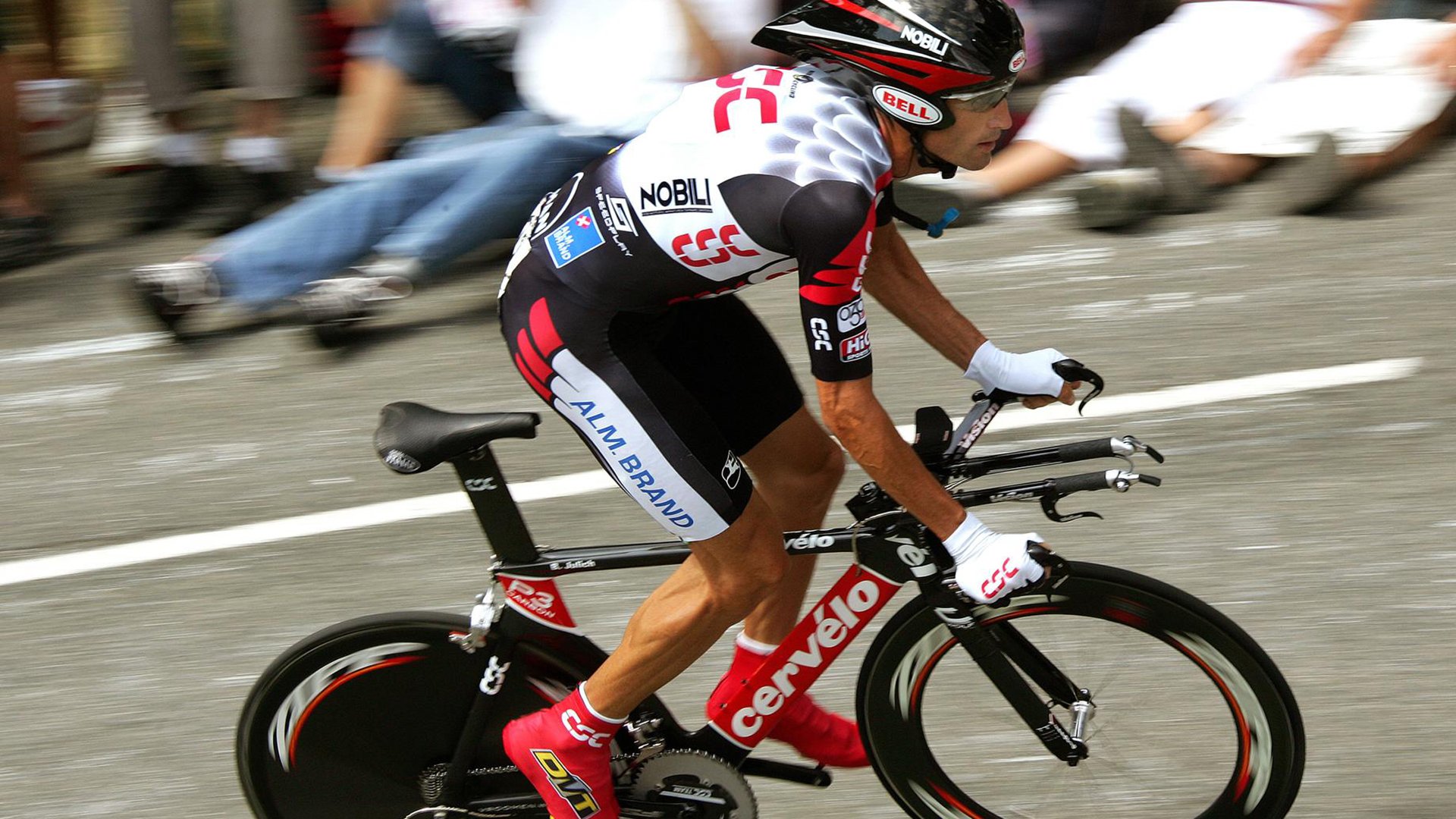 美国骑手艾丽西亚·伯杰和凯特·福夸在巴黎青少年马术比赛中表现出色，获得多项荣誉。